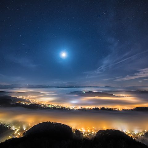 vixen_polarie_night_sky_lights_clouds_uetliberg_switzerland__3840x2160